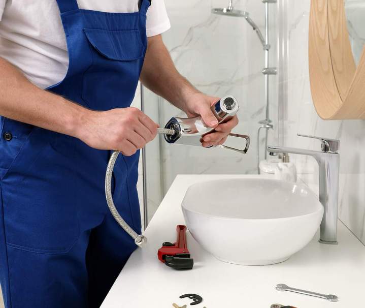 Travaux d'installation, d'entretien et de dépannage d'équipements sanitaires